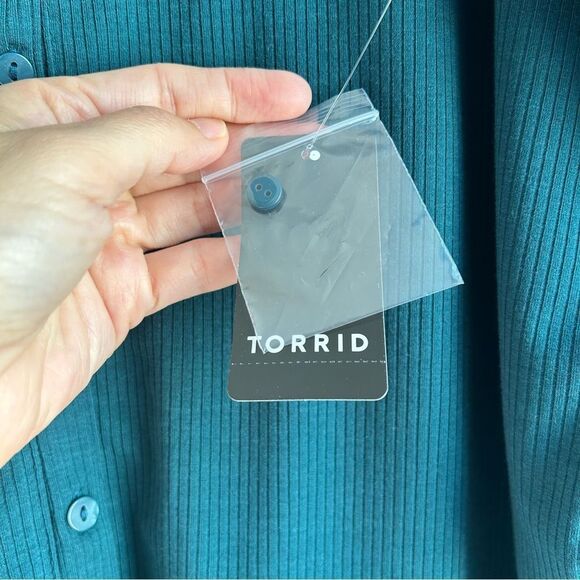 NWT Torrid | Fitted Super Soft Rib V-Neck Collared Button-Up Crop Tank - Picture 6 of 8